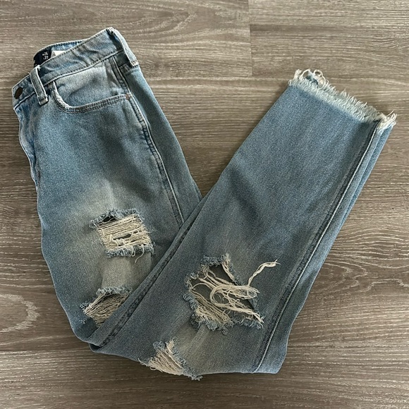 Hollister Ultra High-Rise Mom Jean - Picture 5 of 6
